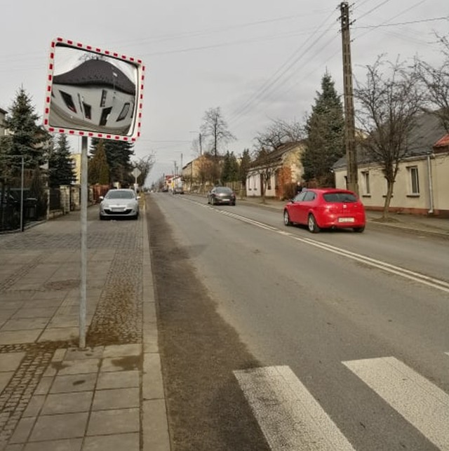 Na przejściu dla pieszych przy ulicy Kościuszki stanęło lustro, które poprawi bezpieczeństwo mieszkańców Szydłowca.