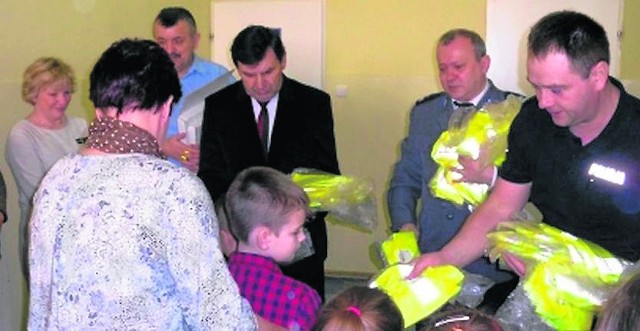 Wójt Marian Czerski wraz z policją rozdawali kamizelki w szkołach.