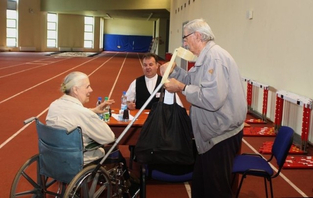 Pastor Janusz Daszuta, inicjator akcji rozmawiał z każdym niepełnosprawnym czy jest zadowolony z wózka.