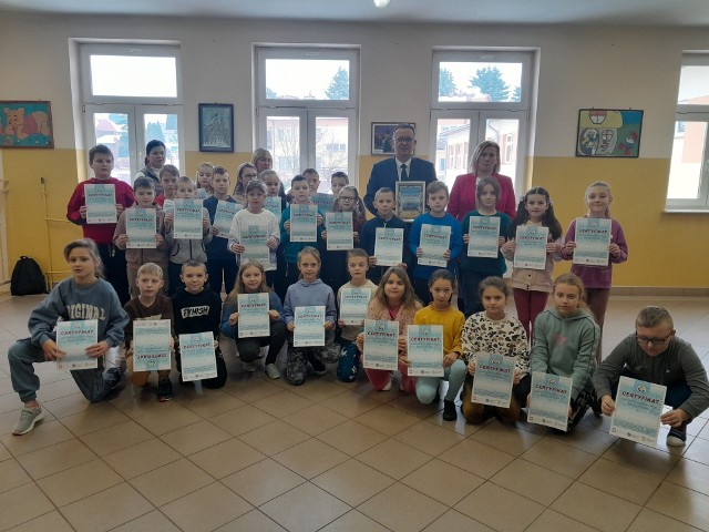 W Publicznej Szkole Podstawowej w Iwaniskach odbyło się uroczyste podsumowanie  programów „Umiem Pływać” oraz „Szkolny Klub Sportowy” – edycja 2023.