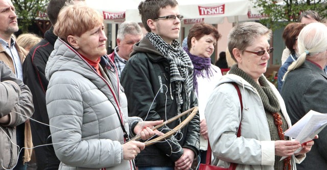 50, może 60 osób - kobiety i mężczyźni, młodzież i seniorzy - wzięło udział w niedzielnej manifestacji na Rynku, aby okazać swój sprzeciw wobec możliwej zmiany prawa aborcyjnego w naszym kraju. Zamiast transparentów przynieśli wieszaki, które - jako narzędzie aborcji dokonywanej w podziemiu - zostaną przesłane do premier Beaty Szydło. Manifestację zorganizował Komitet Obrony Demokrcji.