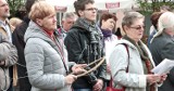 Wieszaki dla Beaty Szydło. Manifestacja KOD na Rynku w Grudziądzu [zdjęcia]