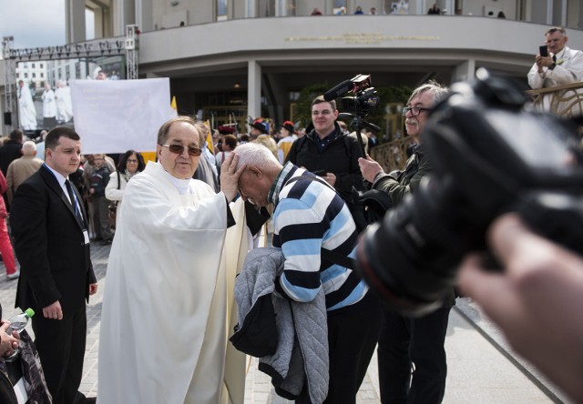 Ojciec Rydzyk cieszy się ogromnym zaufaniem seniorów. Wielu chętnie opłaca jego dzieła od lat.