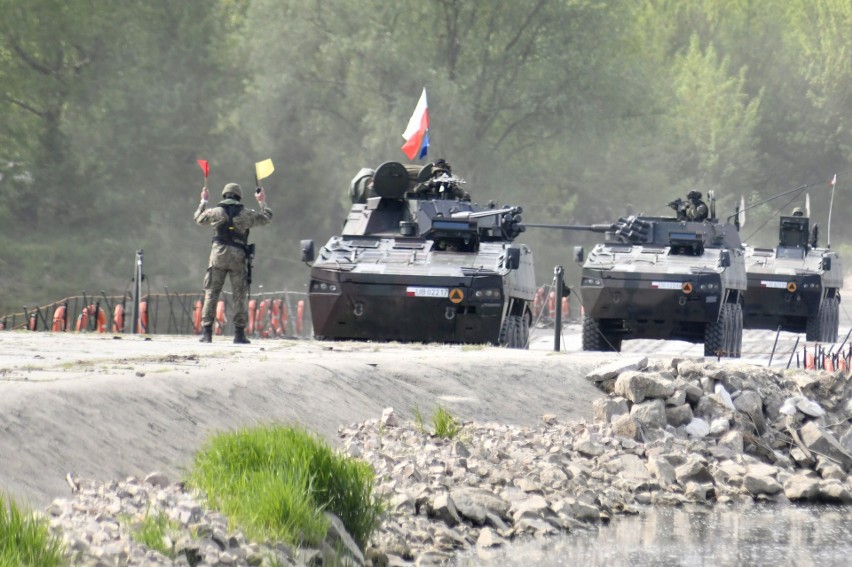 Za chwilę pojazdy opancerzone wjadą na most