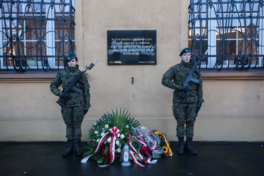 Pod tablicami pamiątkowymi pojawili się przedstawiciele...