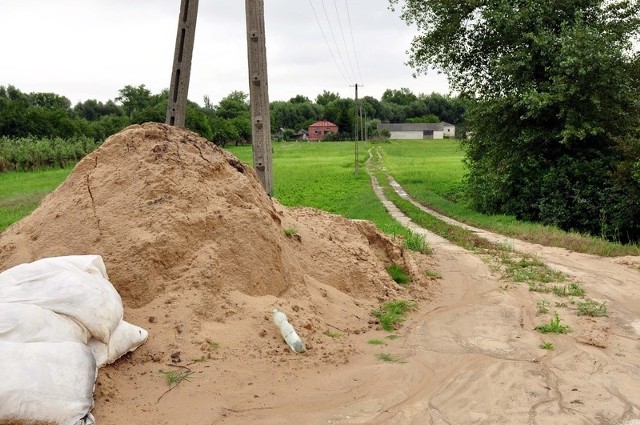 Zabudowania w Kępie Piotrowińskiej znalazły się przed 7 laty w utworzonym wtedy polderze.