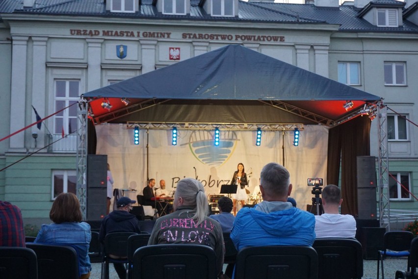 Kabaretowa piosenka gościła na rynku w Białobrzegach. Za nami Kulturalna Ławeczka. Zobacz zdjęcia!