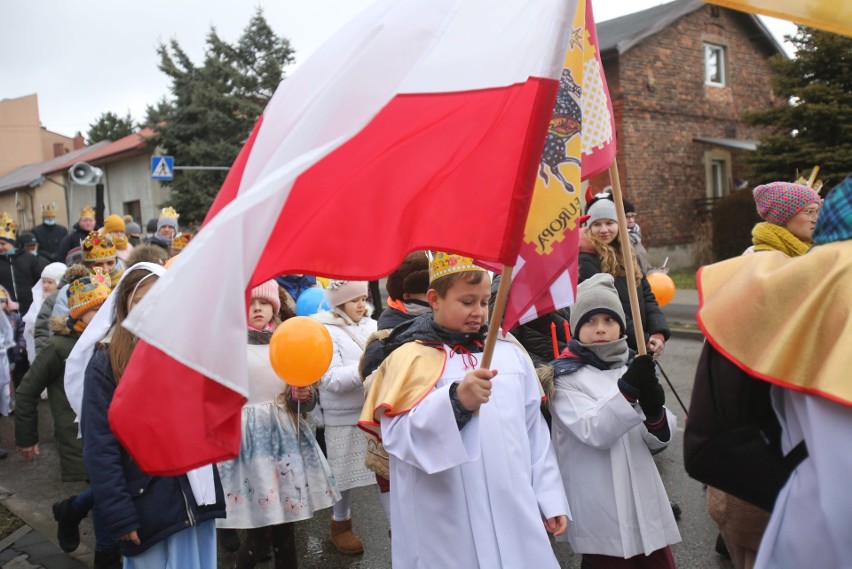 Dąbrowa Górnicza. Orszak Trzech Króli na ulicach miasta....