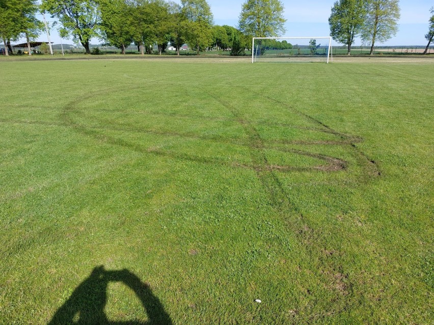 Sypniewo. Płyta boiska na gminnym stadionie zniszczona przez wandali 18-19.05.2022. Zdjęcia