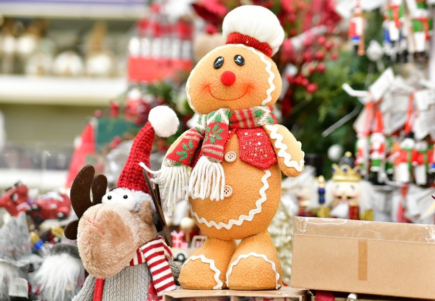 W wielu marketach pojawiły się już dekoracje świąteczne....