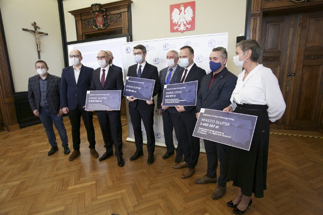 W piątek w Starostwie Powiatowym w Słupsku przekazano symboliczne czeki z dotacjami z Rządowego Funduszu Rozwoju Dróg.