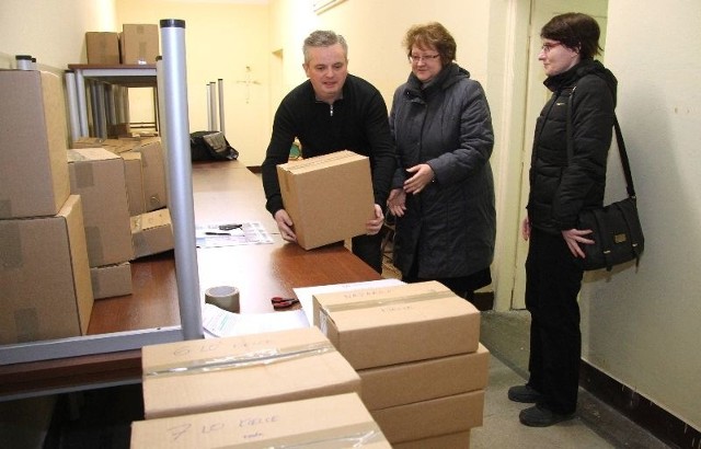 Redaktor Piotr Burda przekazuje arkusze w ręce Jolanty Nowickiej i Jolanty Michnowskiej ze skarżyskiego &#8220;Ekonomika&#8221;.