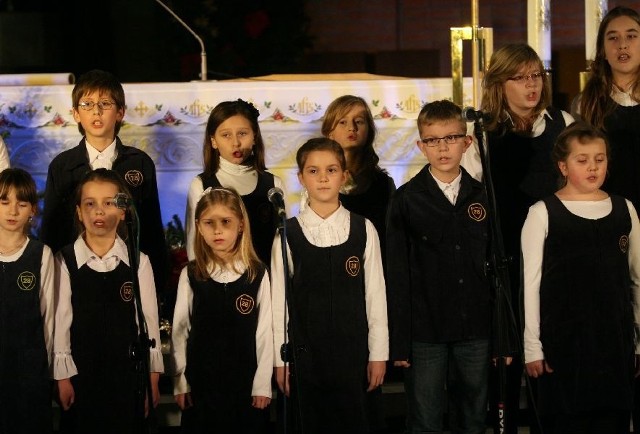 Zespół wokalny ze Szkoły Podstawowej numer 28 imienia Żołnierzy 4 Pułku Piechoty "Czwartaków&#8221; w Kielcach zaśpiewał pastorałkę "Przy żłóbku Pana&#8221;.