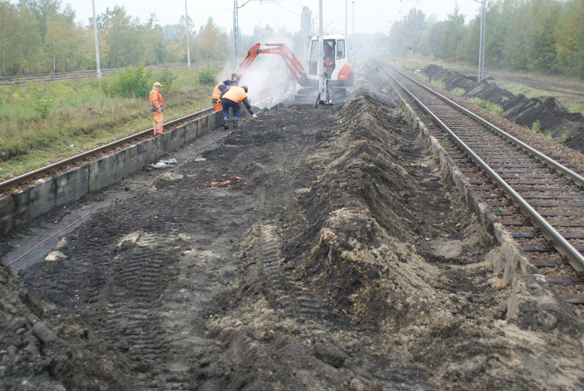 Trwa remont peronu na stacji kolejowej w centrum Dąbrowy...