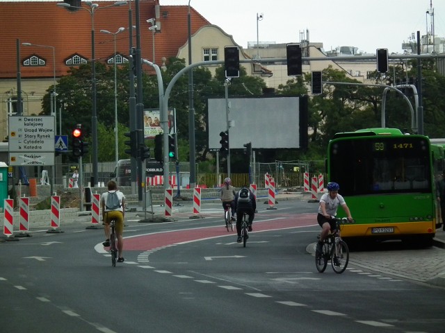 Stowarzyszenie Rowerowy Poznań zwraca uwagę, że takie miasta jak Kraków, Warszawa, czy Wrocław wydają o wiele więcej pieniędzy na poprawę infrastruktury rowerowej.