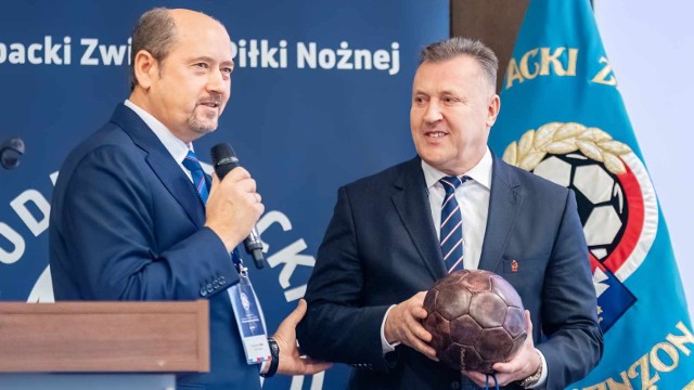 Mieczysławowi Golbie (z lewej) pogratulował m.in. obecny na Walnym Prezes PZPN Cezary Kulesza