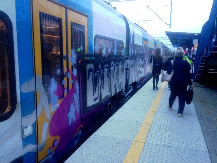 Wandale graficiarze zniszczyli pociąg Kolei Śląskich