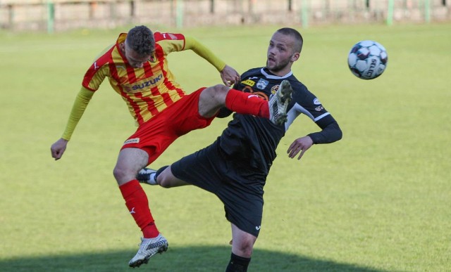 W trzecioligowych derbach rozegranych w Kielcach, Korona II przegrała z KSZO 1929 Ostrowiec 0:3. Zespół prowadzony przez Tadeusza Krawca był lepszy, wygrał zasłużenie. A ta porażka jeszcze bardziej skomplikowała sytuację rezerw Korony w walce o utrzymanie.Mamy dla Was galerię ciekawych zdjęć z tego spotkania.Kulisy derbów w obiektywie. (dor)