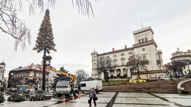 W Bielsku-Białej na placu Bolesława Chrobrego zaczęto montować wielką choinkę bożonarodzeniową.