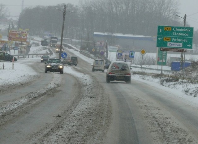 Zimowa aura po raz kolejny zaskoczyła wszystkich. Na drogach w Staszowie i okolicach przez cały dzień panowały trudne warunki do jazdy.