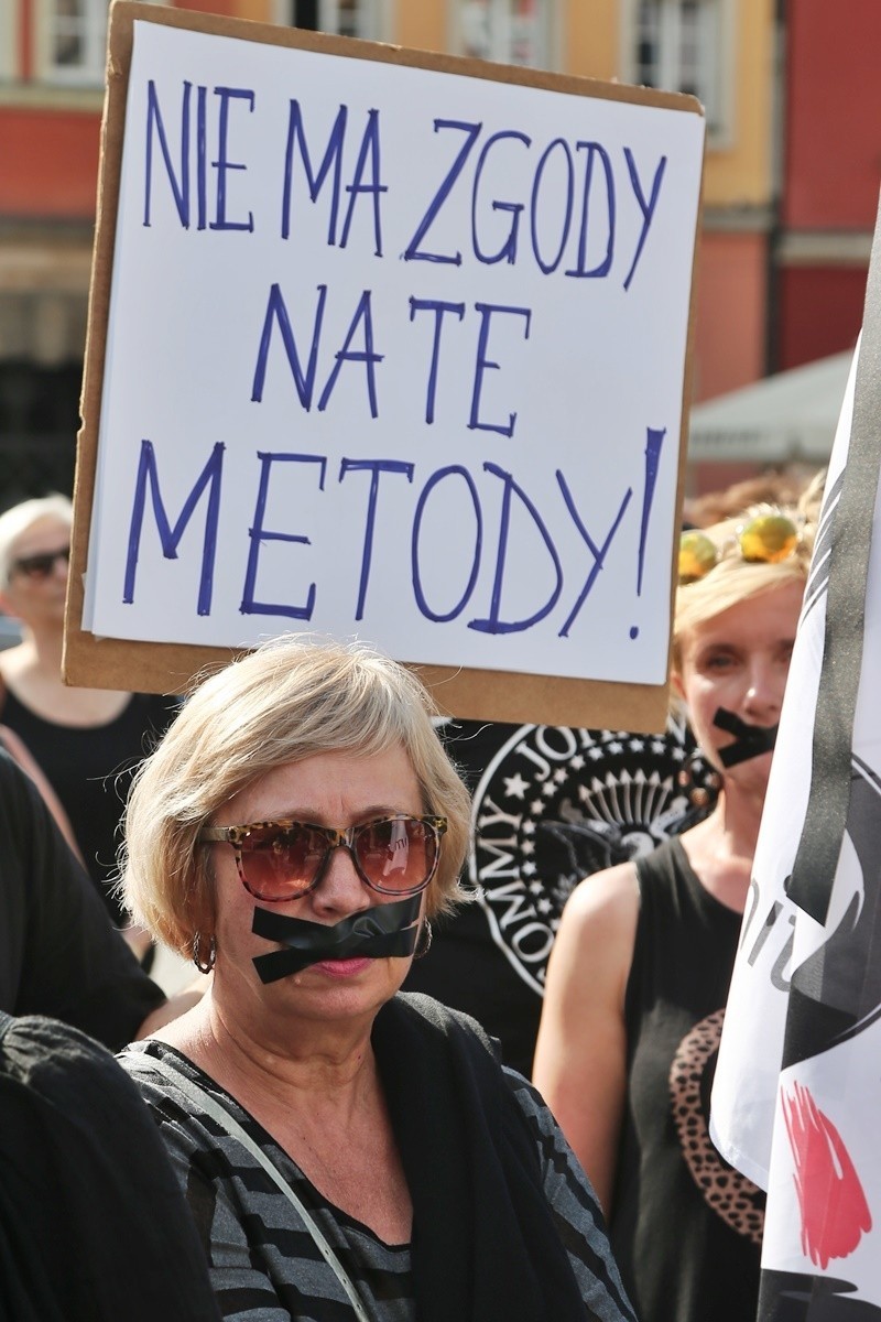 Czarny, milczący protest na pl. Solnym. W obronie Trybunału Konstytucyjnego