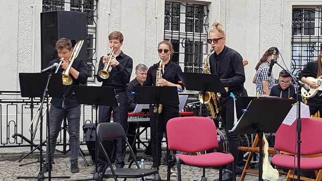 Wspólnie zagrali i zaśpiewali: Chór The G Singers dyrygowany przez Aleksandrę Drozdecką oraz zespoły ze szkoły muzycznej: orkiestra smyczkowa pod kierownictwem Piotra Jankowskiego i zespół muzyki rozrywkowej prowadzony przez Tadeusza Linowskiego. Publiczność bawiła się wyśmienicie. Koncert zorganizowało Stowarzyszenie "Obywatelski Grudziądz".  