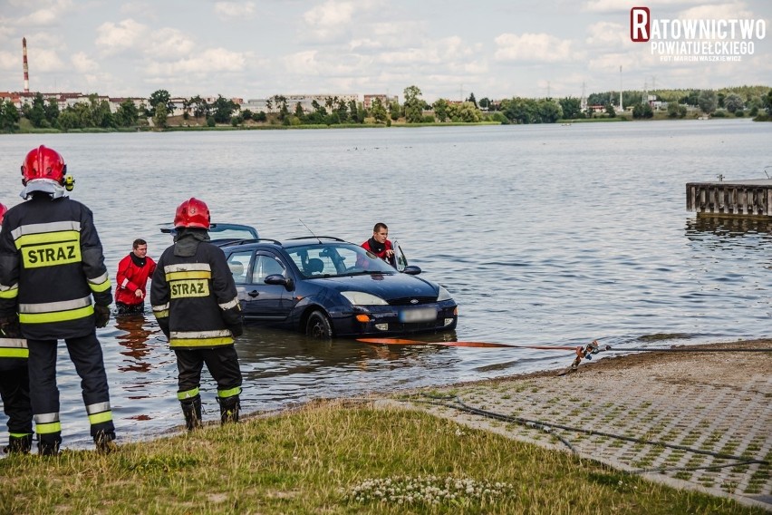 Ełk: Auto wjechało na plaży do jeziora Ełckiego 20.07.2019 (zdjęcia)