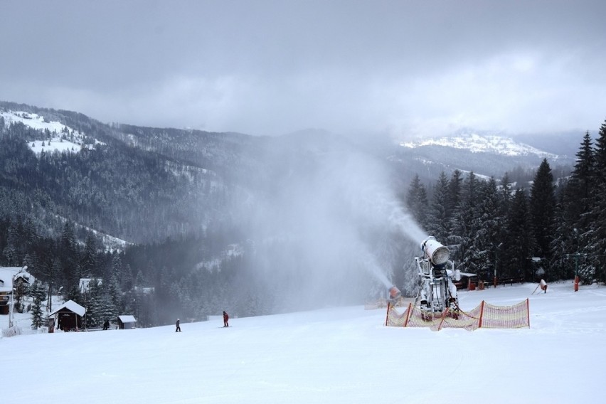Sezon narciarski w Beskidach 2018/2019 rozpoczęty. Na Białym Krzyżu już jeżdżą na nartach ZDJĘCIA