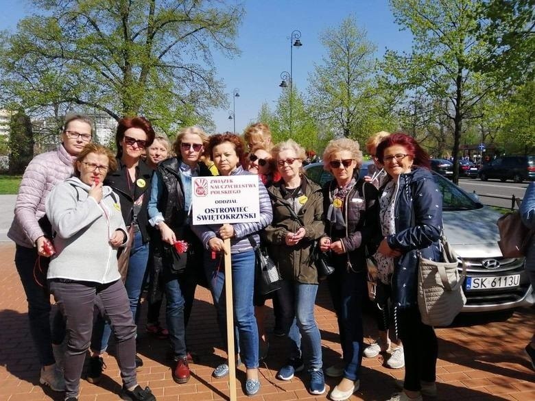 Kilkuset nauczycieli ze Świętokrzyskiego protestuje w Warszawie (ZDJĘCIA)