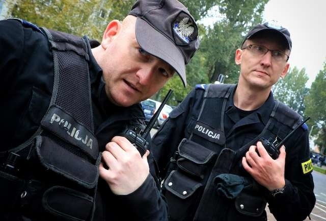 Toruńscy policjanci w trakcie codziennych obowiązków patrolowych: sierżant sztabowy Bartosz Wszelaki i sierżant Tomasz Wiśniewski. Sprawcy drobnych wykroczeń i poważnych przestępstw regularnie wystawiają mundurowych na pokuszenie. Bez skutku...