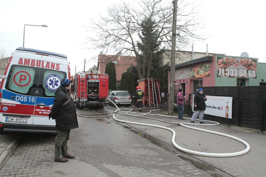Wrocław: Spłonęła pizzeria na Klecinie. Pożar gasiły cztery zastępy straży [ZDJĘCIA]