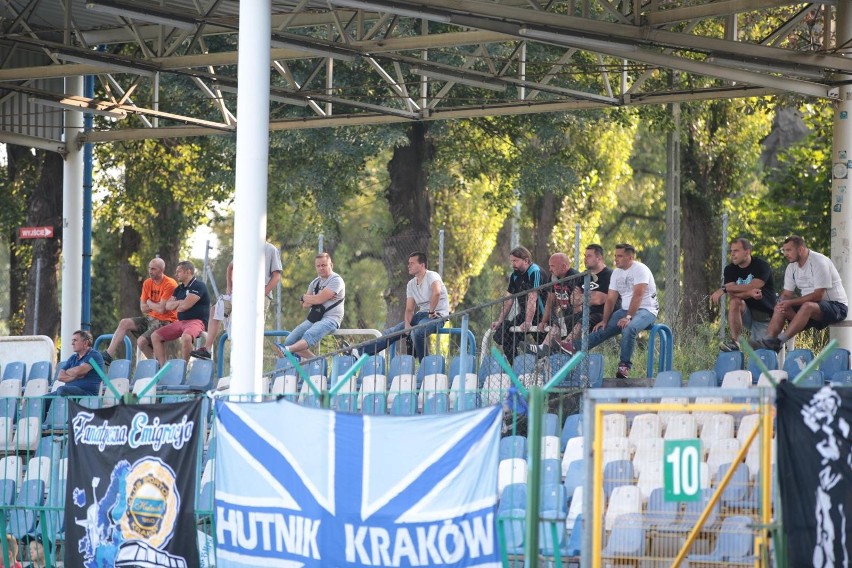 Kibice na trzecioligowym meczu Hutnika Kraków z Wisłą Sandomierz [ZDJĘCIA]