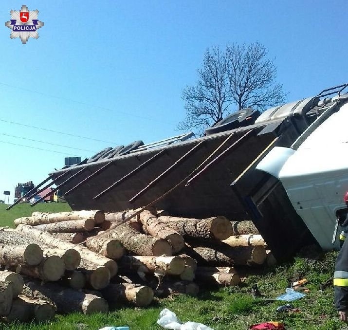 Powiat tomaszowski: Przewróciła się ciężarówka z drewnem. Kierowca tłumaczył, że to przez bąka, który wleciał do kabiny