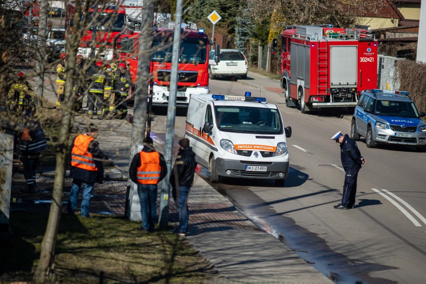 Białystok. Wypadek przy ul. Traugutta. Ciężarówka wjechała w skrzynkę gazową. Potrzebna była ewakuacja mieszkańców [ZDJĘCIA]