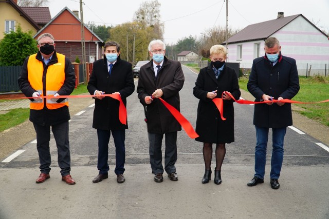 Uroczyste przecięcie wstęgi na wyremontowanym odcinku drogi w gminie Kazanów. Od lewej: Grzegorz Adamus - zastępca prezesa zarządu Budromost, Waldemar Urbański - wicestarosta, Stefan Bernaciak - starosta zwoleński, Teresa Pancerz-Pyrka - wójt gminy Kazanów, Rafał Rajkowski - wicemarszałek województwa mazowieckiego.