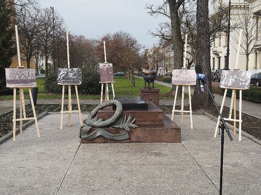 Grób Nieznanego Żołnierza w Łodzi. 98. rocznica odsłonięcia pomnika. Tobiasz Bocheński, wojewoda łódzki złożył w tym miejscu kwiaty