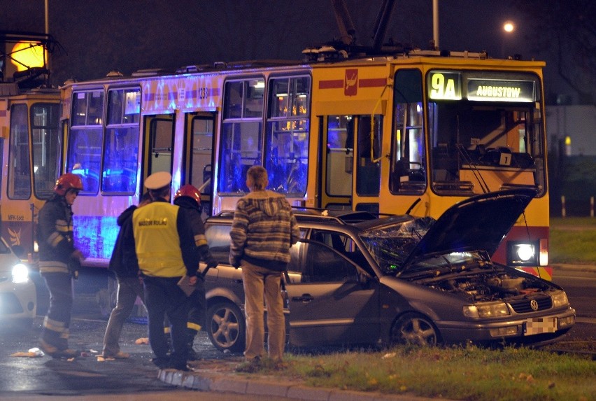 Wypadek na Piłsudskiego. Kobieta wjechała pod tramwaj [ZDJĘCIA+FILM]