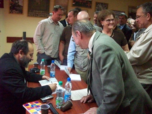 Wiele osób chciało zdobyć autograf księdza Tadeusza Isakowicza-Zaleskiego, autora nowej książki "Przemilczane ludobójstwo na Kresach&#8221;.