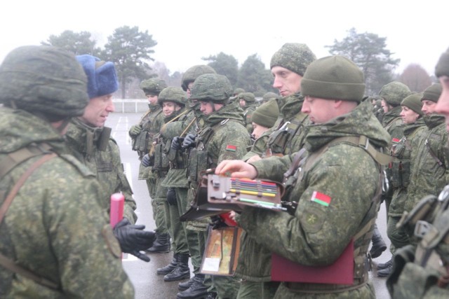 Chociaż białoruskie siły nie wsparły wojsk Rosji w inwazji na Ukrainę, reżim Alaksandra Łukaszenki udostępnił terytorium swojego państwa na potrzeby Moskwy.