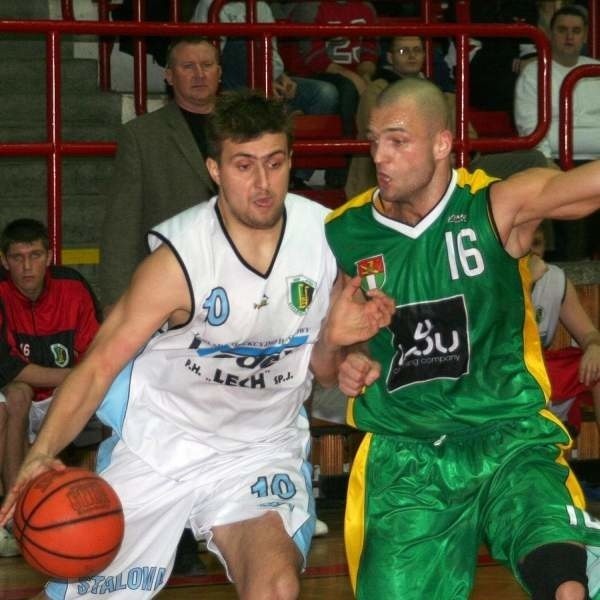 W meczu ze Sportowcem w Częstochowie więcej minut na parkiecie spędził pełniący zazwyczaj rolę zmiennika w zespole Stali Stalowa Wola Dawid Szewczyk (z piłką).