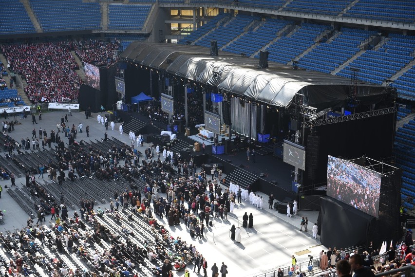 Rocznica chrztu Polski: Na stadion przybywają tłumy