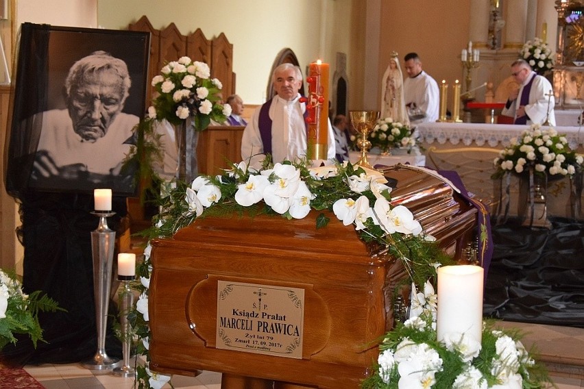 Ostatnie pożegnanie księdza Marcelego. 78-letni misjonarz spoczął na koneckim cmentarzu (WIDEO)