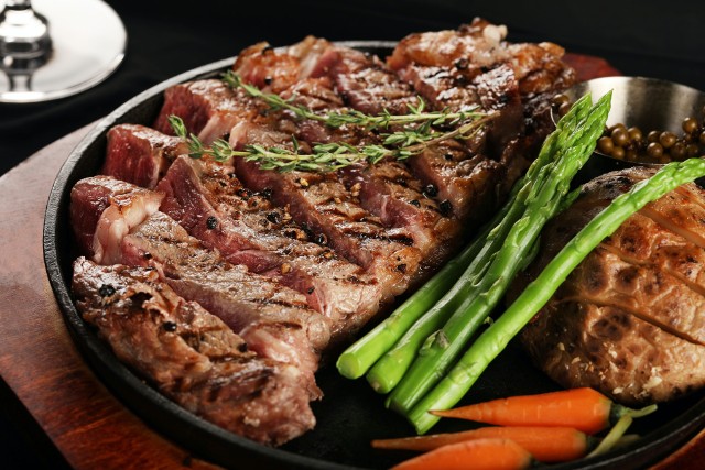Ograniczenie spożycia czerwonego mięsa zmniejsza ryzyko zachorowania na raka.