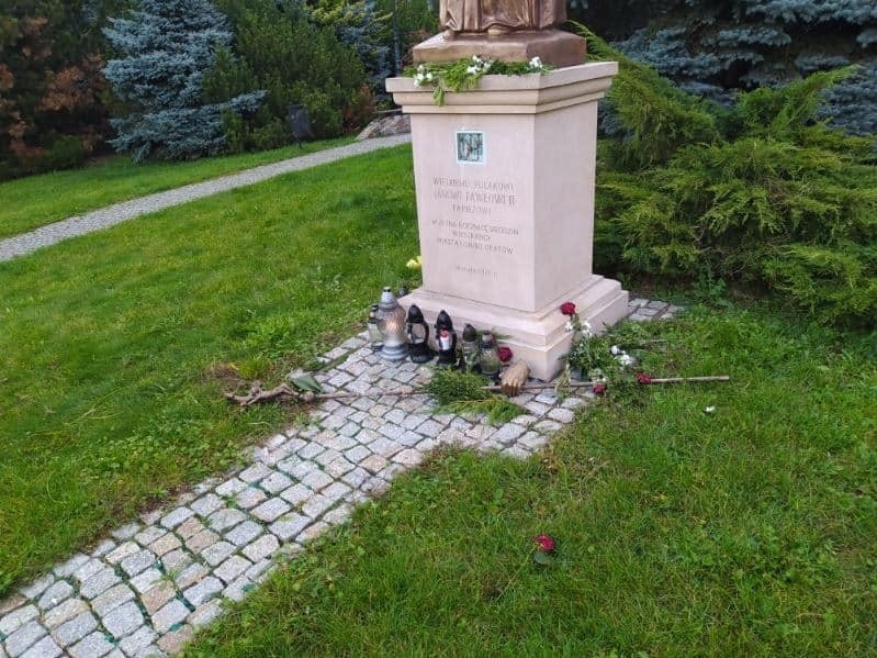 Wandale zdewastowali pomnik Jana Pawła II w Opatowie. Pomnik zostanie odbudowany - zapewnia burmistrz Grzegorz Gajewski 