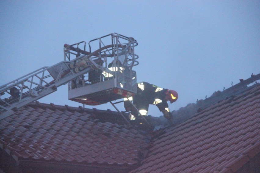 Pożar domu w Gliwicach. 12 zastępów straży gasiło pożar
