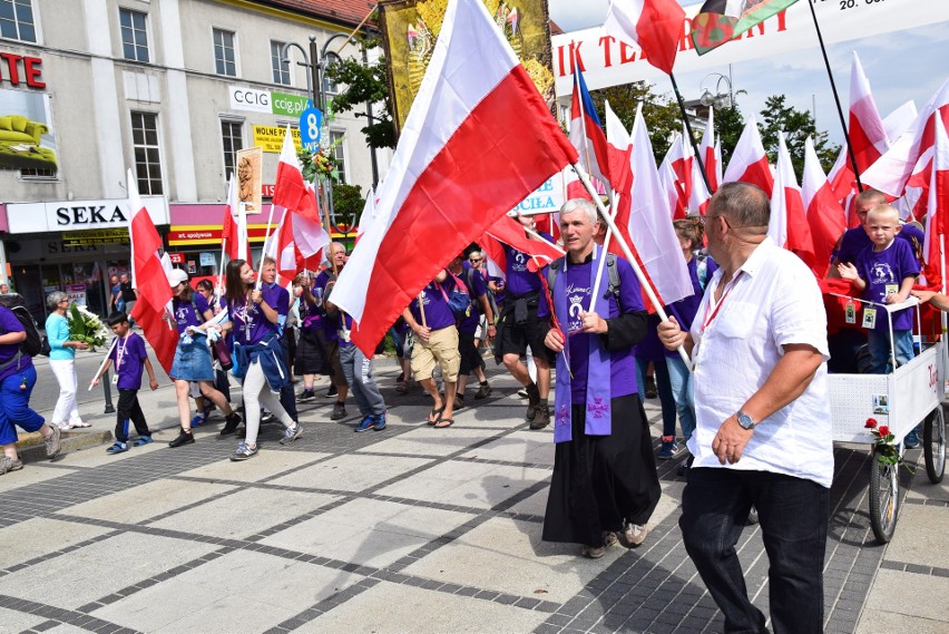 Częstochowa przed świętem Wniebowzięcia NMP: Pielgrzymki w kolejce na Jasną Górę ZDJĘCIA