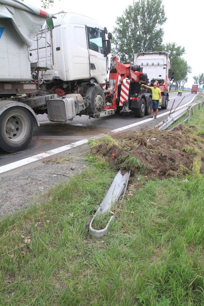 Zderzenie dwóch ciężarówek na DK8. Jedna wpadła do rowu [ZDJĘCIA]