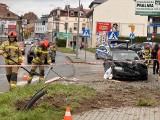 Wypadek w Gorlicach. Mrożące krew w żyłach sceny w pobliżu szkoły. Kierowca audi wjechał na chodnik, ściął latarnię i uderzył w budynek