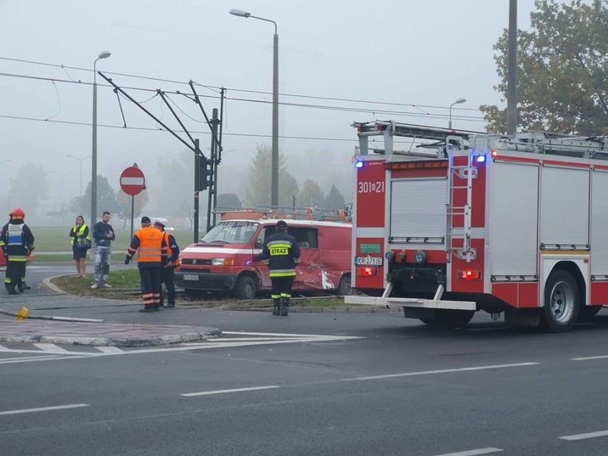 Kraków. Kolizja tramwaju z autem na al. Pokoju [ZDJĘCIA]