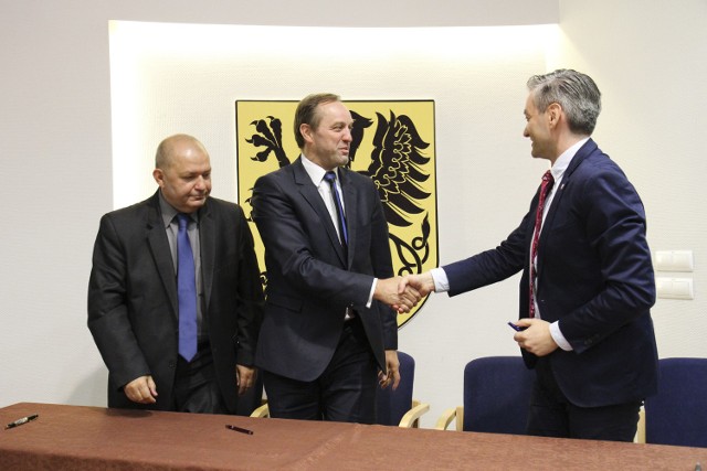 W poniedziałek w Gdańsku w urzędzie marszałkowskim podpisano porozumienia między marszałkiem a samorządowcami z regionów o rozdziale ponad 1,1 miliarda złotych na projekty finansowane ze środków unijnych w latach 2014-2020.